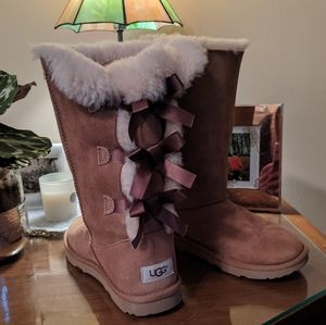 UGG only worn a few times - classic bow